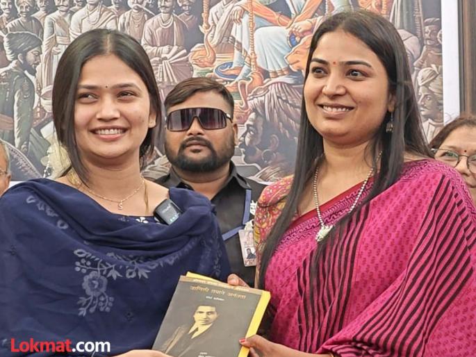 “They invite me to dance, but I'm invited here to read a book” Gautami Patil's presence at the Pune Book Festival… | “मला नाचायला बोलावतात, पण इथे पुस्तक वाचायला बोलावलं” पुणे पुस्तक महोत्सवात गौतमी पाटीलची हजेरी “They invite me to dance, but I'm invited here to read a book” Gautami Patil's presence at the Pune Book Festival… | “मला नाचायला बोलावतात, पण इथे पुस्तक वाचायला बोलावलं” पुणे पुस्तक महोत्सवात गौतमी पाटीलची हजेरी