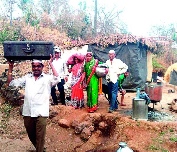 The village of Tikkawadi returned to the village fifteen days: the practice of extinction | टिक्केवाडी ग्रामस्थ पंधरा दिवसांनी गावात परतले : गुळ्ळं काढण्याची प्रथा The village of Tikkawadi returned to the village fifteen days: the practice of extinction | टिक्केवाडी ग्रामस्थ पंधरा दिवसांनी गावात परतले : गुळ्ळं काढण्याची प्रथा