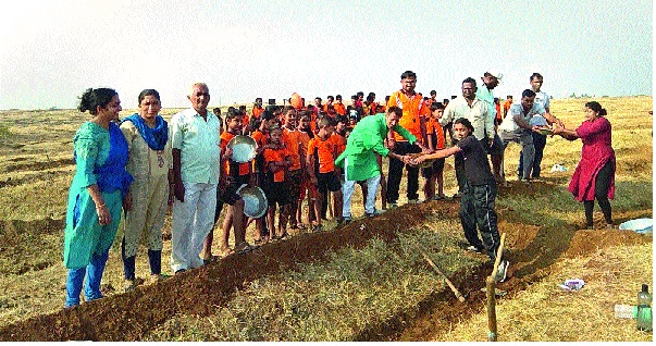 Gravankar water for the water cup is determined to make the village shine: Youth, spontaneous participation | वॉटर कपसाठी गव्हाणकर सरसावले गाव पाणीदार करण्याचा निर्धार : तरुण, तरुणींचा उत्स्फूर्त सहभाग Gravankar water for the water cup is determined to make the village shine: Youth, spontaneous participation | वॉटर कपसाठी गव्हाणकर सरसावले गाव पाणीदार करण्याचा निर्धार : तरुण, तरुणींचा उत्स्फूर्त सहभाग