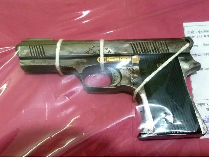 The infamous Tipya jumped off the bike as soon as he saw the police; Companion arrested with gavthi pistol | कुख्यात टिप्याने पोलिसांना पाहताच बाईकवरून मारली उडी; साथीदार गावठी पिस्टलसह अटकेत The infamous Tipya jumped off the bike as soon as he saw the police; Companion arrested with gavthi pistol | कुख्यात टिप्याने पोलिसांना पाहताच बाईकवरून मारली उडी; साथीदार गावठी पिस्टलसह अटकेत