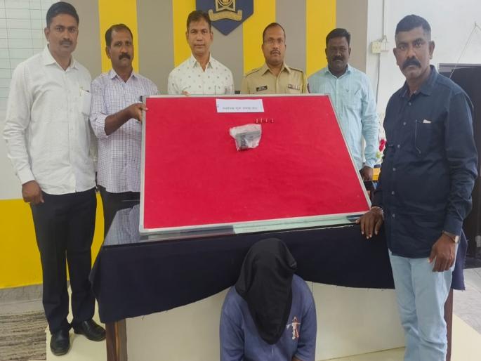 In Ambajogai, the police have detained a youth who was carrying a Gavathi pistol | अंबाजोगाईत गावठी पिस्तूल बाळगणार्या युवकास पोलिसांनी घेतले ताब्यात In Ambajogai, the police have detained a youth who was carrying a Gavathi pistol | अंबाजोगाईत गावठी पिस्तूल बाळगणार्या युवकास पोलिसांनी घेतले ताब्यात