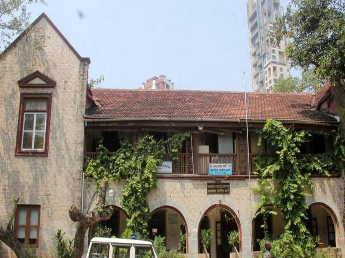 Ambani's security guard's expensive shoes has stolen from babulnath temple premise | आई शप्पथ! अंबानींच्या सुरक्षारक्षकाचे महागडे शूज चोरीला Ambani's security guard's expensive shoes has stolen from babulnath temple premise | आई शप्पथ! अंबानींच्या सुरक्षारक्षकाचे महागडे शूज चोरीला