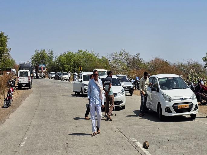 Illegal transport of sand claimed 11 lives in three years, villagers were blocked on the border of Marathwada | रेतीच्या अवैध वाहतुकीने तीन वर्षात घेतले ११ बळी, ग्रामस्थांचा मराठवाड्याच्या सीमेवर रस्ता रोको Illegal transport of sand claimed 11 lives in three years, villagers were blocked on the border of Marathwada | रेतीच्या अवैध वाहतुकीने तीन वर्षात घेतले ११ बळी, ग्रामस्थांचा मराठवाड्याच्या सीमेवर रस्ता रोको