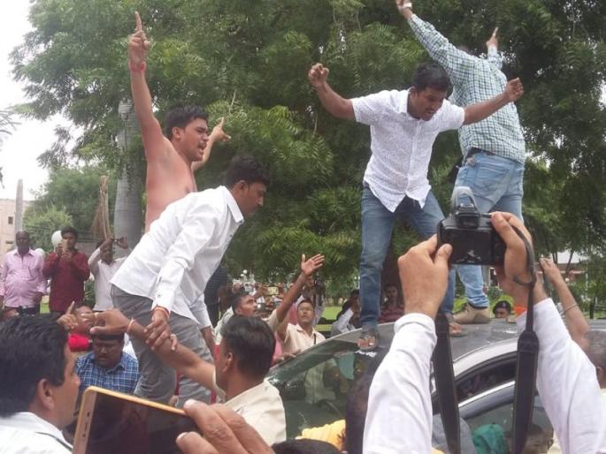 On the car of MP Hina Gavit, Thaithayaat of protesters, Kanchai Bhuga | खासदार हिना गावीत यांच्या गाडीवर आंदोलकांचा थयथयाट, काचाही भूगा On the car of MP Hina Gavit, Thaithayaat of protesters, Kanchai Bhuga | खासदार हिना गावीत यांच्या गाडीवर आंदोलकांचा थयथयाट, काचाही भूगा