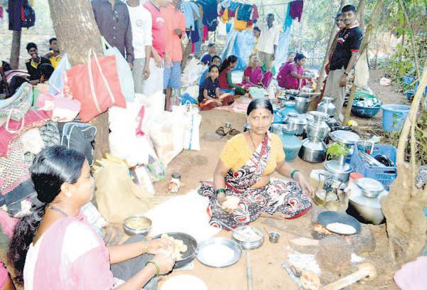 The 450-year tradition of keeping the village back from the village of Shiral, leaving the village for annual village level | वार्षिक गावपळणीसाठी गाव सोडलेले शिराळेवासीय परतले, ग्रामदेवतेचा कौल घेऊन पाळतात ४५० वर्षांची परंपरा The 450-year tradition of keeping the village back from the village of Shiral, leaving the village for annual village level | वार्षिक गावपळणीसाठी गाव सोडलेले शिराळेवासीय परतले, ग्रामदेवतेचा कौल घेऊन पाळतात ४५० वर्षांची परंपरा