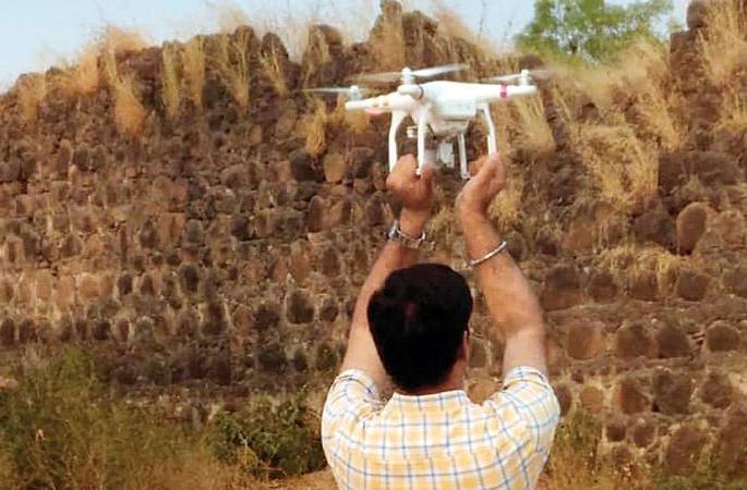 Every village to be counted by a drone: property cards to be given to the villagers | प्रत्येक गावठाणाची होणार ड्रोनद्वारे मोजणी : गावकऱ्यांना मिळणार प्रॉपर्टी कार्ड Every village to be counted by a drone: property cards to be given to the villagers | प्रत्येक गावठाणाची होणार ड्रोनद्वारे मोजणी : गावकऱ्यांना मिळणार प्रॉपर्टी कार्ड