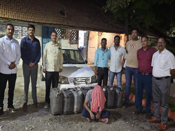 Transport of alcohol to village by four wheeler 1 lakh 53 thousand 655 rupees seized | चारचाकी वाहनातून गावठी दारूची वाहतूक; १ लाख ५३ हजार ६५५ रुपयांचा मुद्देमाल जप्त Transport of alcohol to village by four wheeler 1 lakh 53 thousand 655 rupees seized | चारचाकी वाहनातून गावठी दारूची वाहतूक; १ लाख ५३ हजार ६५५ रुपयांचा मुद्देमाल जप्त