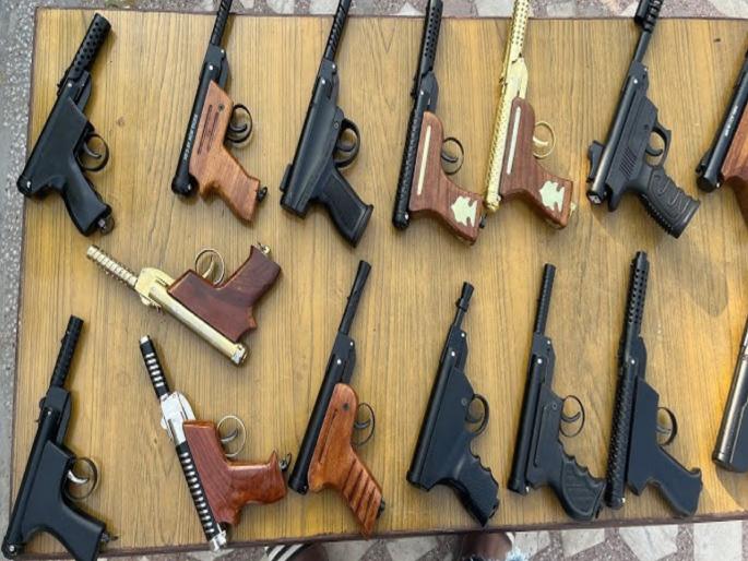 Aspirants to contest elections; 5 people including political party worker arrested in illegal pistol case | निवडणुकीत उमेदवारीसाठी इच्छुक; बेकायदा पिस्तूलप्रकरणी राजकीय पक्षाच्या कार्यकर्त्यासह ५ जणांना अटक