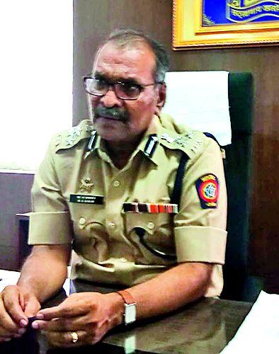 There should be fear of uniform in the mind of the goons | गुंडांच्या मनात वर्दीची भीती असलीच पाहिजे There should be fear of uniform in the mind of the goons | गुंडांच्या मनात वर्दीची भीती असलीच पाहिजे