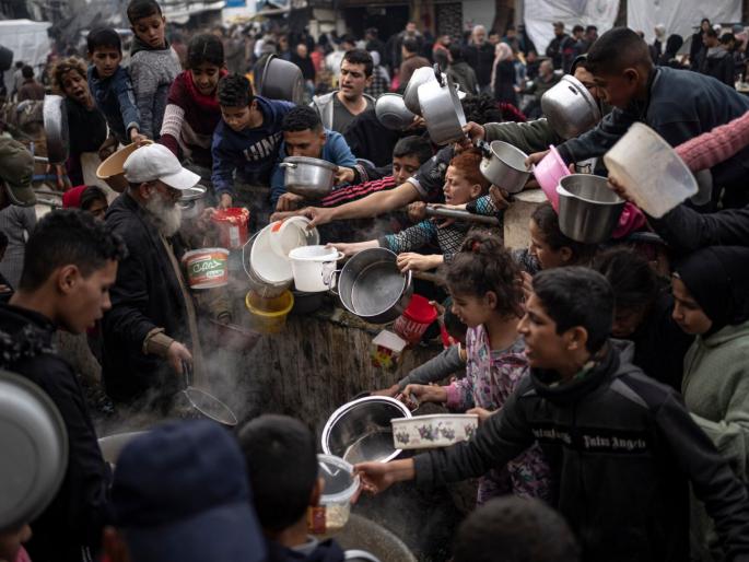 Israel-Hamas War: A kilo of potatoes costs Rs. 1,965! Gaza is in trouble! | किलोभर बटाटे १,९६५ रुपये! गाझा बेहाल! Israel-Hamas War: A kilo of potatoes costs Rs. 1,965! Gaza is in trouble! | किलोभर बटाटे १,९६५ रुपये! गाझा बेहाल!