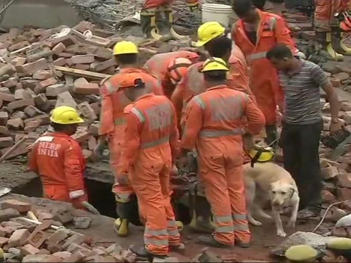 Five-storey building collapses, 1 deceased under debris, 7 dead | पाच मजली इमारत कोसळली, ढिगाऱ्याखाली 1 ठार 7 जणांची सुखरुप सुटका Five-storey building collapses, 1 deceased under debris, 7 dead | पाच मजली इमारत कोसळली, ढिगाऱ्याखाली 1 ठार 7 जणांची सुखरुप सुटका