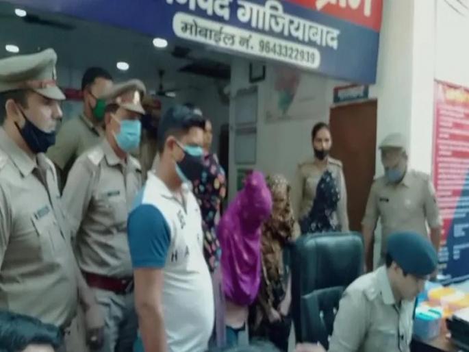 crime news ghaziabad police busted gang blackmailed people fake id porn sites | Crime : अश्लिल चॅट करून लोकांना ठगणाऱ्या गँगचा पर्दाफाश; पती-पत्नी आणि तीन मुलींना अटक crime news ghaziabad police busted gang blackmailed people fake id porn sites | Crime : अश्लिल चॅट करून लोकांना ठगणाऱ्या गँगचा पर्दाफाश; पती-पत्नी आणि तीन मुलींना अटक
