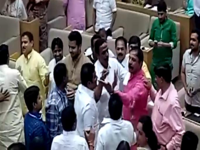 In the General Assembly, there were two groups of leaders in the fight | .... म्हणून मुख्यसभेत झाली दोन गटनेत्यांमध्ये बाचाबाची In the General Assembly, there were two groups of leaders in the fight | .... म्हणून मुख्यसभेत झाली दोन गटनेत्यांमध्ये बाचाबाची