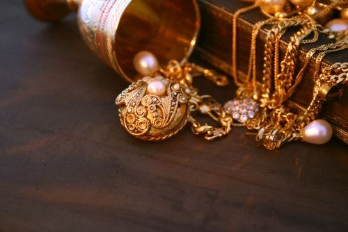 Silver price rises to Rs 50,000 | बापरे! लॉकडाऊनमध्ये चांदीचे दर ५० हजारांवर; सोन्याचे दर माहितीयेत का? Silver price rises to Rs 50,000 | बापरे! लॉकडाऊनमध्ये चांदीचे दर ५० हजारांवर; सोन्याचे दर माहितीयेत का?