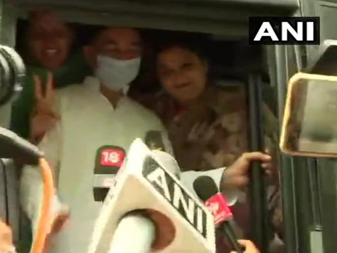 Gehlot in majority, yet MLAs in unknown places? BJP demands floor test | Rajasthan Political Crisis: गेहलोत बहुमतात, तरीही आमदार अज्ञातस्थळी? भाजपकडून फ्लोअर टेस्टची मागणी Gehlot in majority, yet MLAs in unknown places? BJP demands floor test | Rajasthan Political Crisis: गेहलोत बहुमतात, तरीही आमदार अज्ञातस्थळी? भाजपकडून फ्लोअर टेस्टची मागणी