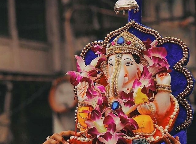 Public Ganeshotsav will be celebrated simply | सार्वजनिक गणेशोत्सव साधेपणाने होणार साजरा, दहाऐवजी दीड दिवसांचाच उत्सव Public Ganeshotsav will be celebrated simply | सार्वजनिक गणेशोत्सव साधेपणाने होणार साजरा, दहाऐवजी दीड दिवसांचाच उत्सव