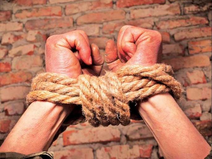 The addicted father sold his child for Rs 5 lakh | व्यसनी पित्याने पोटच्या मुलालाच पाच लाखांत विकले