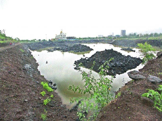 The risks are being considered as dangerous | खदाणी ठरताहेत धोकादायक