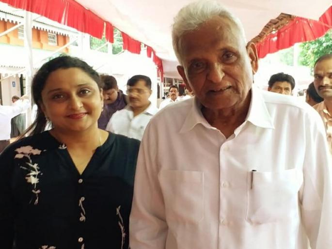 Instead of making the announcement outside the Chief Minister, the bill should be brought in the House, Ganpat Aba's Elgar on maratha reservation | मुख्यमंत्र्यांनी बाहेर घोषणा करण्यापेक्षा सभागृहात विधेयक आणावं, गणपत आबांचा एल्गार Instead of making the announcement outside the Chief Minister, the bill should be brought in the House, Ganpat Aba's Elgar on maratha reservation | मुख्यमंत्र्यांनी बाहेर घोषणा करण्यापेक्षा सभागृहात विधेयक आणावं, गणपत आबांचा एल्गार