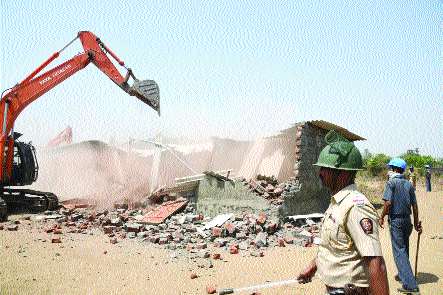 Illegal chawl racket in airport area | विमानतळ गाभा क्षेत्रातील बेकायदा चाळी जमीनदोस्त Illegal chawl racket in airport area | विमानतळ गाभा क्षेत्रातील बेकायदा चाळी जमीनदोस्त