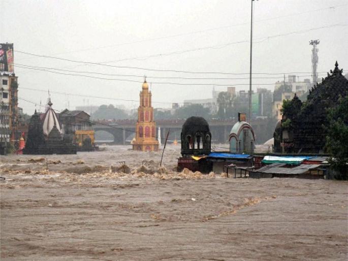 Godavari will be flooded till 12 noon today; Warning to Nashik residents | नाशिककरांना सतर्कतेचा इशारा; गोदावरीला १२ वाजेपर्यंत मोठा पूर येण्याची शक्यता Godavari will be flooded till 12 noon today; Warning to Nashik residents | नाशिककरांना सतर्कतेचा इशारा; गोदावरीला १२ वाजेपर्यंत मोठा पूर येण्याची शक्यता