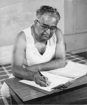 Literary weapons were raised by the writers for Gadim's memorial | गदिमांच्या स्मारकासाठी साहित्यिकांनी उगारली शब्दांची अस्त्रे Literary weapons were raised by the writers for Gadim's memorial | गदिमांच्या स्मारकासाठी साहित्यिकांनी उगारली शब्दांची अस्त्रे