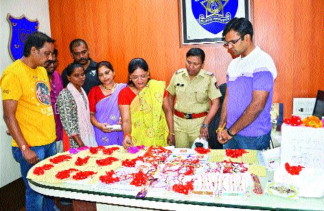 Rakshabandhan Celebration, Gadchiroli Police built | रक्षाबंधन सेलिब्रेशन, गडचिरोली पोलिसांना बांधल्या राख्या Rakshabandhan Celebration, Gadchiroli Police built | रक्षाबंधन सेलिब्रेशन, गडचिरोली पोलिसांना बांधल्या राख्या
