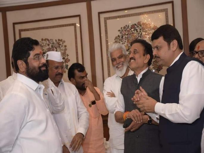 Passed through the hall and missed the numbers; The actions of Minister Girish Mahajan were surrounded by the opposition | सभागृहातून गेले अन् आकडाही चुकले; मंत्री गिरीश महाजन यांच्या कृतीवरून विरोधकांनी घेरले Passed through the hall and missed the numbers; The actions of Minister Girish Mahajan were surrounded by the opposition | सभागृहातून गेले अन् आकडाही चुकले; मंत्री गिरीश महाजन यांच्या कृतीवरून विरोधकांनी घेरले