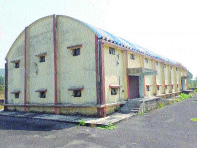 The new warehouse of Mahad falls in Dhadkhala and provides only 300 metric tonnes of grains in the taluka | महाडमधील नवे गोदाम धूळखात पडून, तालुक्यात केवळ ३०० मेट्रिक टन धान्य उपलब्ध