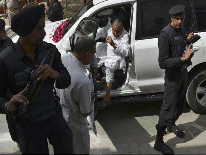 mulayam singh Mercedes car break dawn; Government will give 'cheap' car | मुलायम सिंहांची मर्सिडिज खराब झाली; सरकार देणार 'स्वस्त' कार mulayam singh Mercedes car break dawn; Government will give 'cheap' car | मुलायम सिंहांची मर्सिडिज खराब झाली; सरकार देणार 'स्वस्त' कार