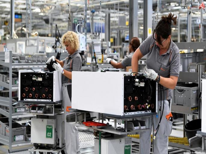 There are no employees here, who will do the work?; lack of trained manpower in germany | इथे कर्मचारीच मिळेनात, कामे करायची तरी कुणी?; प्रशिक्षित मनुष्यबळाची चणचण