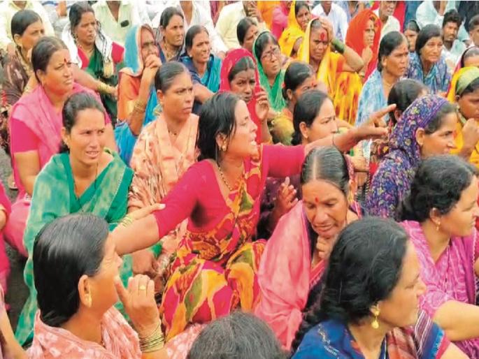 A minor girl ended her life due to the torture of the young man; Villagers protest for arrest of all accused | तरुणाच्या त्रासाने अल्पवयीन मुलीने संपवले जीवन;आरोपींच्या अटकेसाठी ग्रामस्थांचे आंदोलन A minor girl ended her life due to the torture of the young man; Villagers protest for arrest of all accused | तरुणाच्या त्रासाने अल्पवयीन मुलीने संपवले जीवन;आरोपींच्या अटकेसाठी ग्रामस्थांचे आंदोलन
