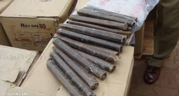150 kg explosives 300 detonators seized two arrested for carrying illegal explosives at dharbandora sawarde | १५० किलो स्फोटके, ३०० डिटोनेटर्स जप्त; धारबांदोडा सावर्डे तिठ्यावर अवैध स्फोटके नेणाऱ्या दोघांना अटक 150 kg explosives 300 detonators seized two arrested for carrying illegal explosives at dharbandora sawarde | १५० किलो स्फोटके, ३०० डिटोनेटर्स जप्त; धारबांदोडा सावर्डे तिठ्यावर अवैध स्फोटके नेणाऱ्या दोघांना अटक