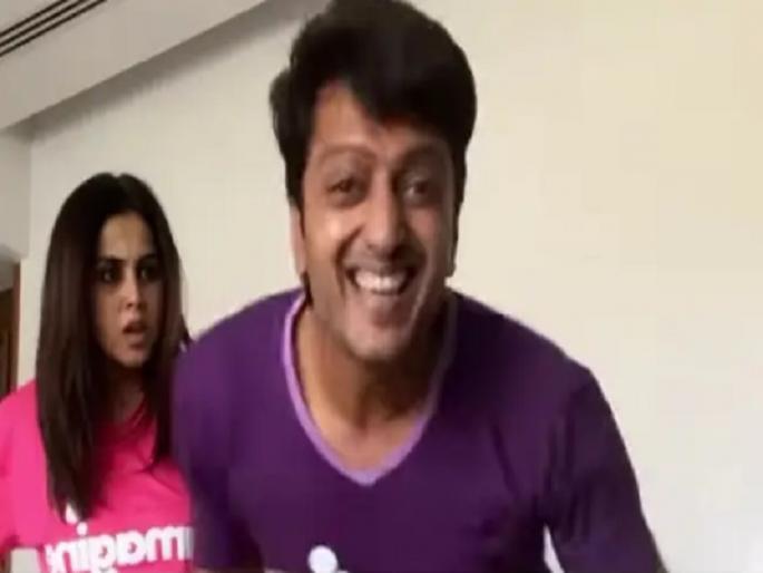 bollywood sweet couple genelia dsouza danced to nora fatehi song with husbna riteish deshmukh then beat him badly | Genelia, Riteish Deshmukh Dance : जेनेलियानं केला रितेशसोबत नोरा फतेहीच्या गाण्यावर डान्स; मग अचानक असं काही झालं की... bollywood sweet couple genelia dsouza danced to nora fatehi song with husbna riteish deshmukh then beat him badly | Genelia, Riteish Deshmukh Dance : जेनेलियानं केला रितेशसोबत नोरा फतेहीच्या गाण्यावर डान्स; मग अचानक असं काही झालं की...