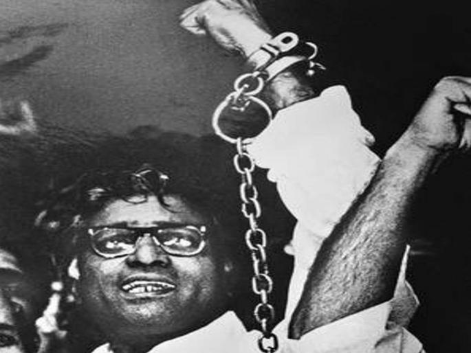 Sushma Swaraj Death: sushma swaraj was taken photo George Fernandez's and campaigning | Sushma Swaraj Death: जॉर्ज फर्नांडिस यांचा बेड्या घातलेला फोटो घेऊन केला होता प्रचार Sushma Swaraj Death: sushma swaraj was taken photo George Fernandez's and campaigning | Sushma Swaraj Death: जॉर्ज फर्नांडिस यांचा बेड्या घातलेला फोटो घेऊन केला होता प्रचार