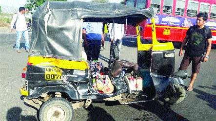 Accident of the family run on the job | कार्याला चाललेल्या कुटुंबाचा अपघात