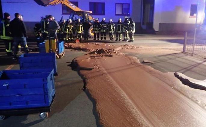 A chocolate road accidentally happened in Germany; read the reason? | जर्मनीत अपघाताने बनला चॉकलेटचा रस्ता; कारण वाचून हैराण व्हाल?
