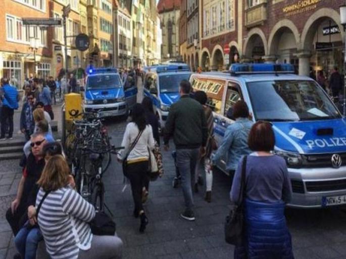 Three people were killed and 20 others injured in a vehicle in Germany | जर्मनीत वाहन गर्दीत घुसवल्याने तीन ठार, २० जण जखमी  Three people were killed and 20 others injured in a vehicle in Germany | जर्मनीत वाहन गर्दीत घुसवल्याने तीन ठार, २० जण जखमी