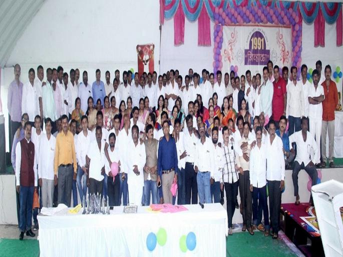 Social media gathering together after 25 years of intimate friendship | जिव्हाळ्याच्या मित्र-मैत्रीणीना सोशल मिडीयाने आणले २५ वर्षानंतर एकत्र