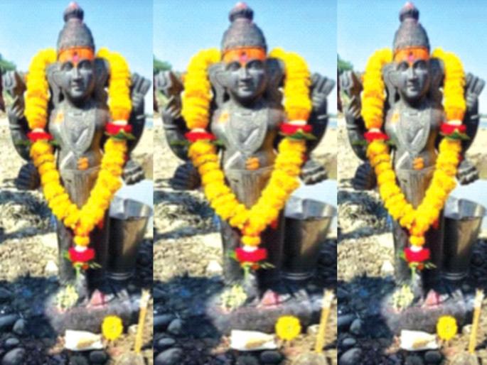 An idol found in the river Godavari of Vani Sangam | वाणी संगमच्या गोदावरी नदीत आढळली मूर्ती An idol found in the river Godavari of Vani Sangam | वाणी संगमच्या गोदावरी नदीत आढळली मूर्ती