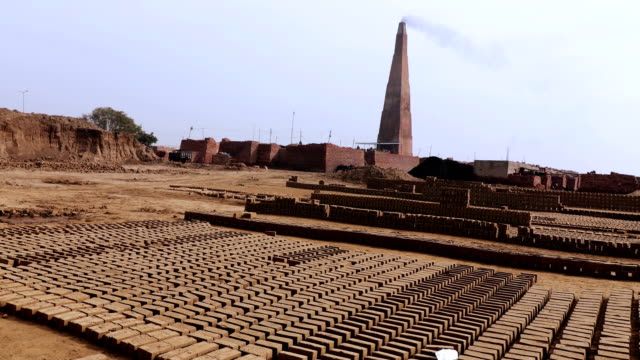 Illegal brick kilns suffocate Wardha taluka! | अवैध वीटभट्ट्यांनी वर्धा तालुक्याचा श्वास कोंडला! Illegal brick kilns suffocate Wardha taluka! | अवैध वीटभट्ट्यांनी वर्धा तालुक्याचा श्वास कोंडला!