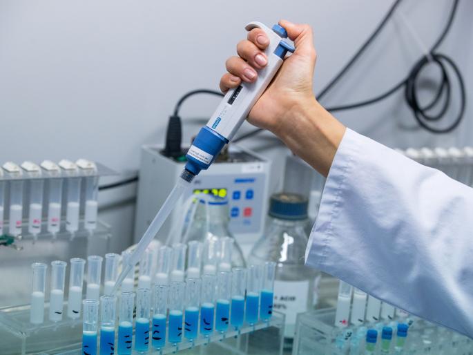 Coronavirus: 3 sets of 'Covid-19' test made by domestic companies at affordable prices | Coronavirus: देशातील कंपन्यांनी बनविले खिशाला परवडणाऱ्या किंमतीत ‘कोविड-१९’ टेस्टचे ३ संच Coronavirus: 3 sets of 'Covid-19' test made by domestic companies at affordable prices | Coronavirus: देशातील कंपन्यांनी बनविले खिशाला परवडणाऱ्या किंमतीत ‘कोविड-१९’ टेस्टचे ३ संच