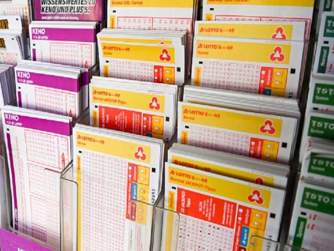 Florida dad wins 1m dollar lottery jackpot while school bag shopping | नशीबवान! मुलीसाठी स्कूल बॅग घेण्यासाठी गेले होते वडील, परत येताना अचानक बनले कोट्याधीश Florida dad wins 1m dollar lottery jackpot while school bag shopping | नशीबवान! मुलीसाठी स्कूल बॅग घेण्यासाठी गेले होते वडील, परत येताना अचानक बनले कोट्याधीश