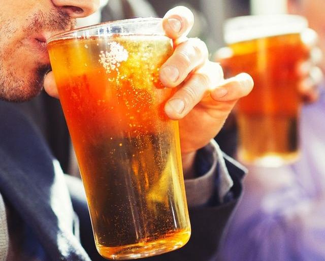 Shocking; Solapurkars ... you drink drainage water as a fruit beer | धक्कादायक; सोलापूरकरांनो... फ्रूट बीअर म्हणून तुम्ही पिताय ड्रेनेजचे पाणी Shocking; Solapurkars ... you drink drainage water as a fruit beer | धक्कादायक; सोलापूरकरांनो... फ्रूट बीअर म्हणून तुम्ही पिताय ड्रेनेजचे पाणी