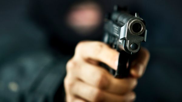 Hotel looted at gunpoint on Mumbai-Ahmedabad highway | मुंबई-अहमदाबाद महामार्गावर बंदुकीच्या धाकावर हॉटेल लुटले