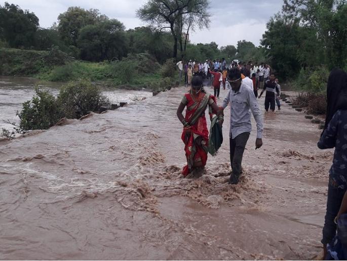 Heavy rain in Gevrai; Four years later, the Bamani River overflowed and flooded | गेवराईत मुसळधार पाऊस; चार वर्षानंतर बामणी नदी प्रवाहित होऊन आला पूर Heavy rain in Gevrai; Four years later, the Bamani River overflowed and flooded | गेवराईत मुसळधार पाऊस; चार वर्षानंतर बामणी नदी प्रवाहित होऊन आला पूर