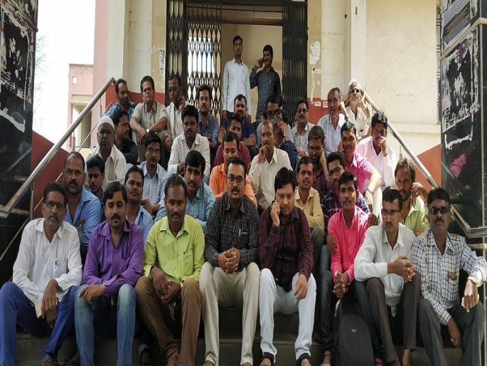Written movements of revenue workers in Geewrite, protesting against Talathi Marhani | गेवराईत तलाठी मारहाणीच्या निषेधार्त महसूल कर्मचाऱ्यांचे लेखणीबंद आंदोलन Written movements of revenue workers in Geewrite, protesting against Talathi Marhani | गेवराईत तलाठी मारहाणीच्या निषेधार्त महसूल कर्मचाऱ्यांचे लेखणीबंद आंदोलन