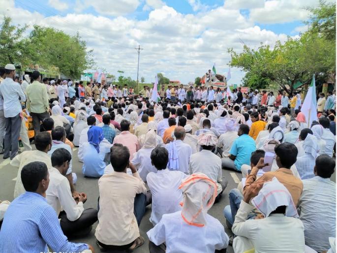 Rastaroko of farmers in Gevrai; demand for crop insurance | पिकविम्याच्या मागणीसाठी गेवराईत स्वाभिमानी शेतकरी संघटनेचा रास्तारोको Rastaroko of farmers in Gevrai; demand for crop insurance | पिकविम्याच्या मागणीसाठी गेवराईत स्वाभिमानी शेतकरी संघटनेचा रास्तारोको