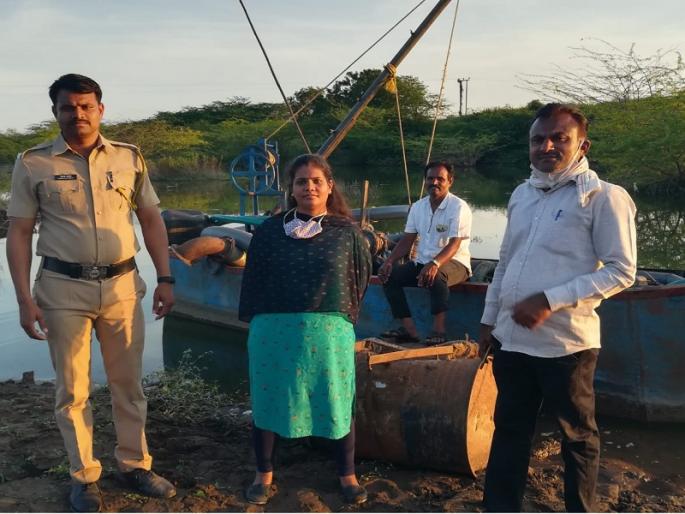 Chase! The seized boat hijacked by the sand mafia; The team was recaptured after five hours | पाठलाग ! वाळू माफियांनी जप्त केलेली बोट पळवली; पथकास पाच तासानंतर पुन्हा ताब्यात घेण्यात यश Chase! The seized boat hijacked by the sand mafia; The team was recaptured after five hours | पाठलाग ! वाळू माफियांनी जप्त केलेली बोट पळवली; पथकास पाच तासानंतर पुन्हा ताब्यात घेण्यात यश
