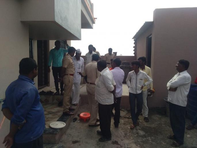 Thieves breaks five houses Kolgaon in Gevrai | गेवराईतील कोळगावात चोरट्यांचा धुमाकूळ, ५ घरे फोडली Thieves breaks five houses Kolgaon in Gevrai | गेवराईतील कोळगावात चोरट्यांचा धुमाकूळ, ५ घरे फोडली